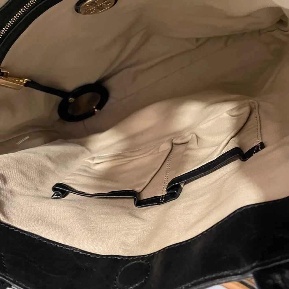 Authentic Leather Tory Burch Shoulder Bag .